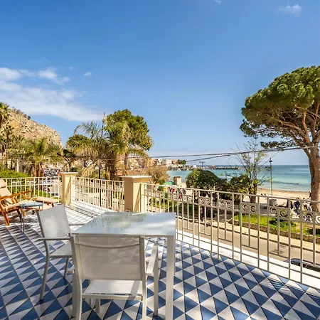 Hercules Pool & فيلة